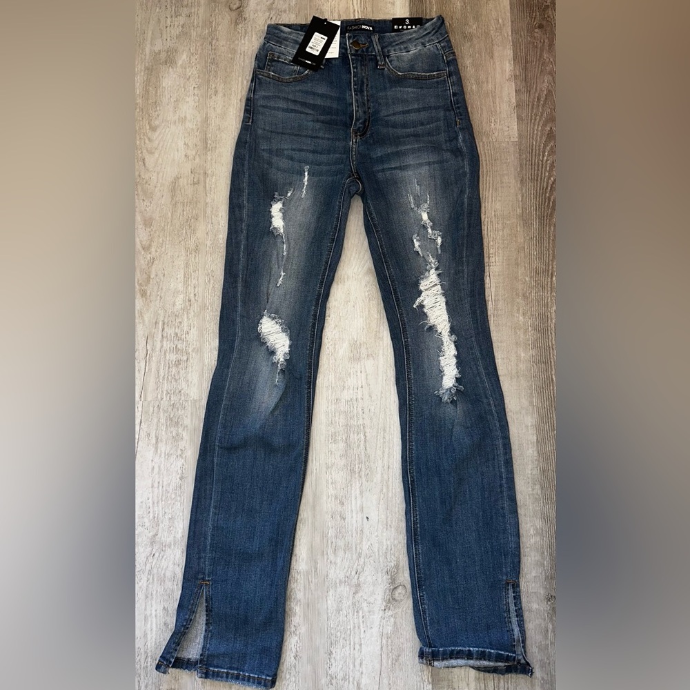 Fashion nova killing em kindly high rise Jean Size 3 medium blue wash